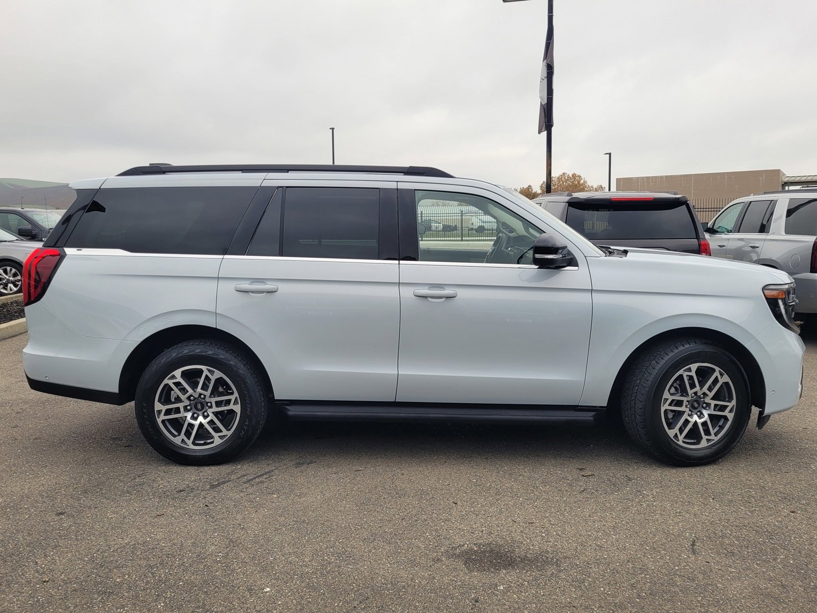 Certified 2025 Ford Expedition Active image 3