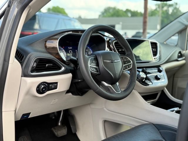 Used 2023 Chrysler Pacifica Limited FWD image 14