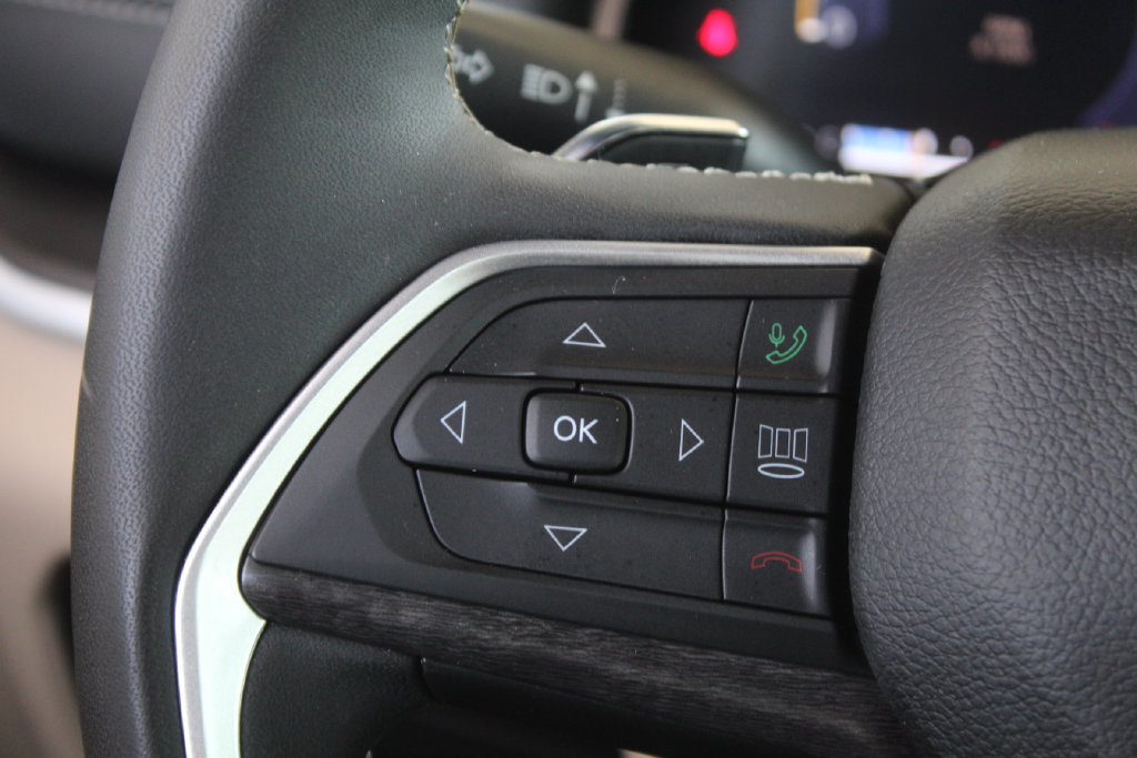 Used 2024 Jeep Grand Cherokee Limited RWD image 25