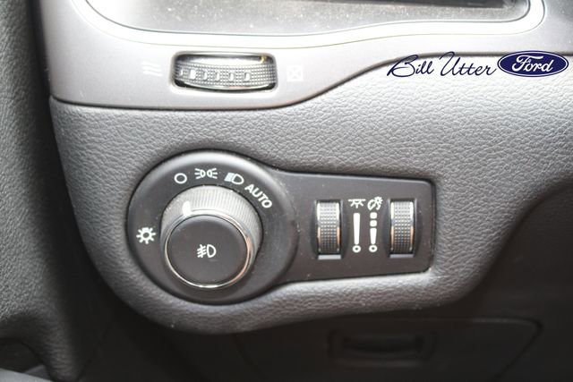 Used 2020 Jeep Cherokee Latitude Plus w/ Cold Weather Group AWD/4WD image 19