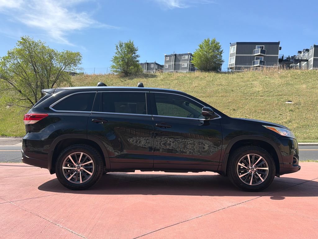 Used 2019 Toyota Highlander XLE AWD/4WD image 7