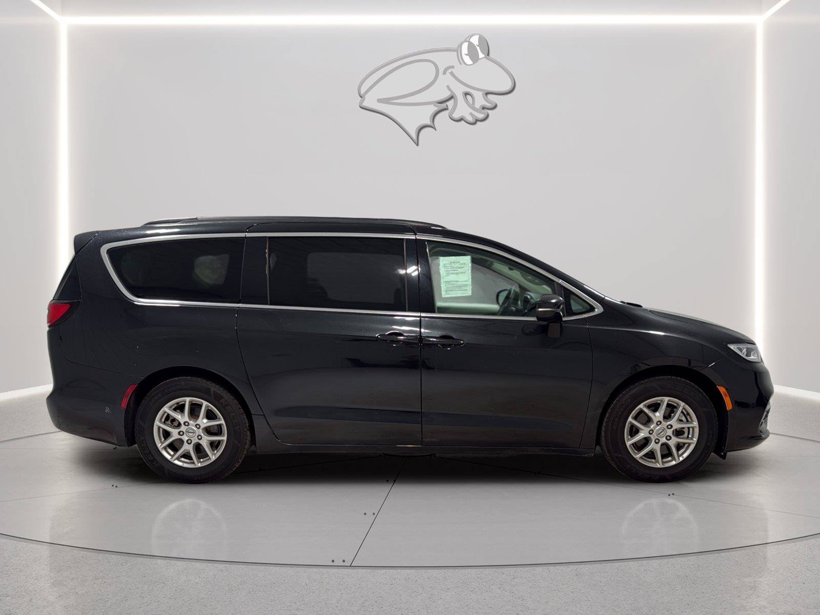 Used 2022 Chrysler Pacifica Touring-L FWD image 6