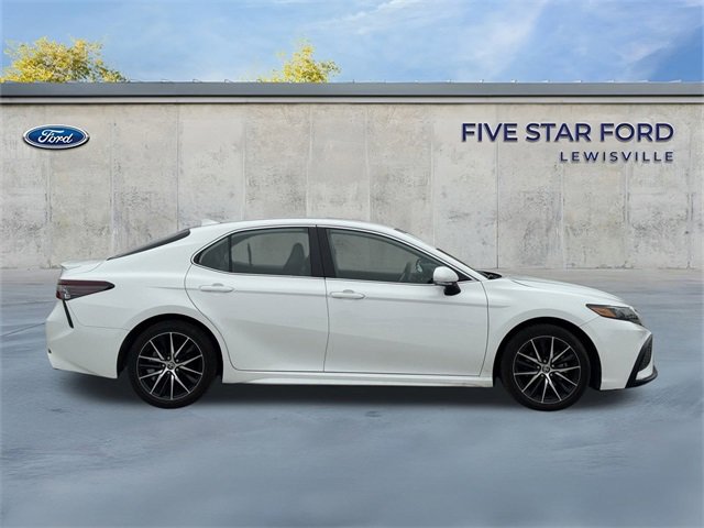 Used 2024 Toyota Camry SE image 4