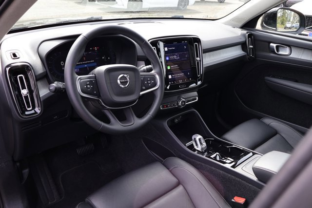 Used 2025 Volvo XC40 B5 Plus image 11