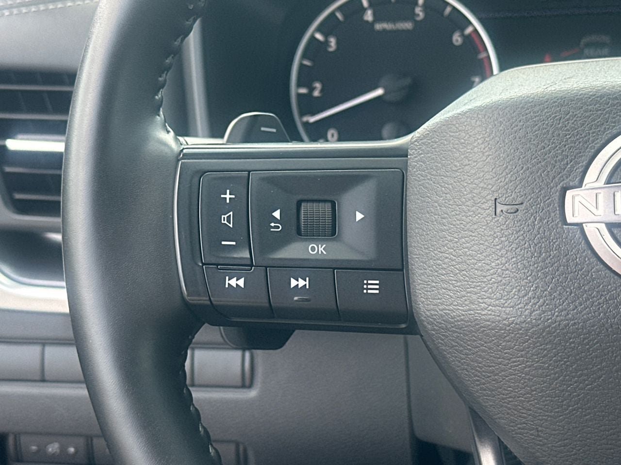 Used 2025 Nissan Rogue SV AWD/4WD image 27