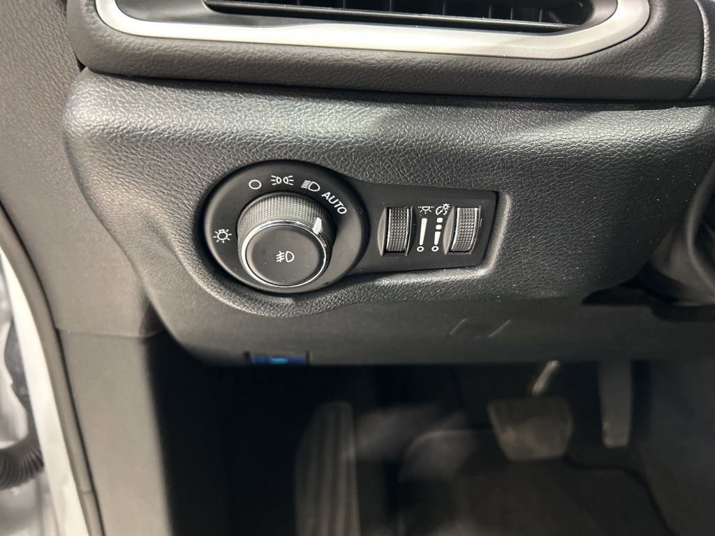 Used 2025 Chrysler Pacifica Select image 14