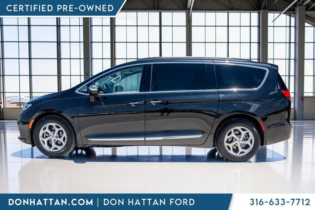 Used 2023 Chrysler Pacifica Limited FWD image 2