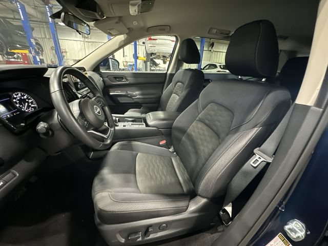 Used 2025 Nissan Pathfinder SV FWD image 17