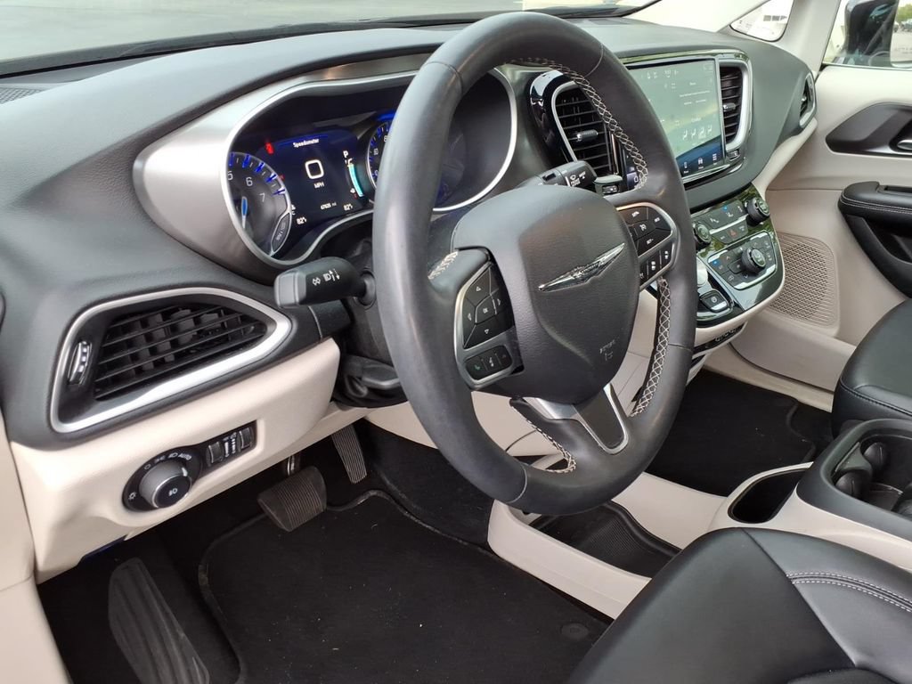 Used 2024 Chrysler Pacifica Touring-L FWD image 18