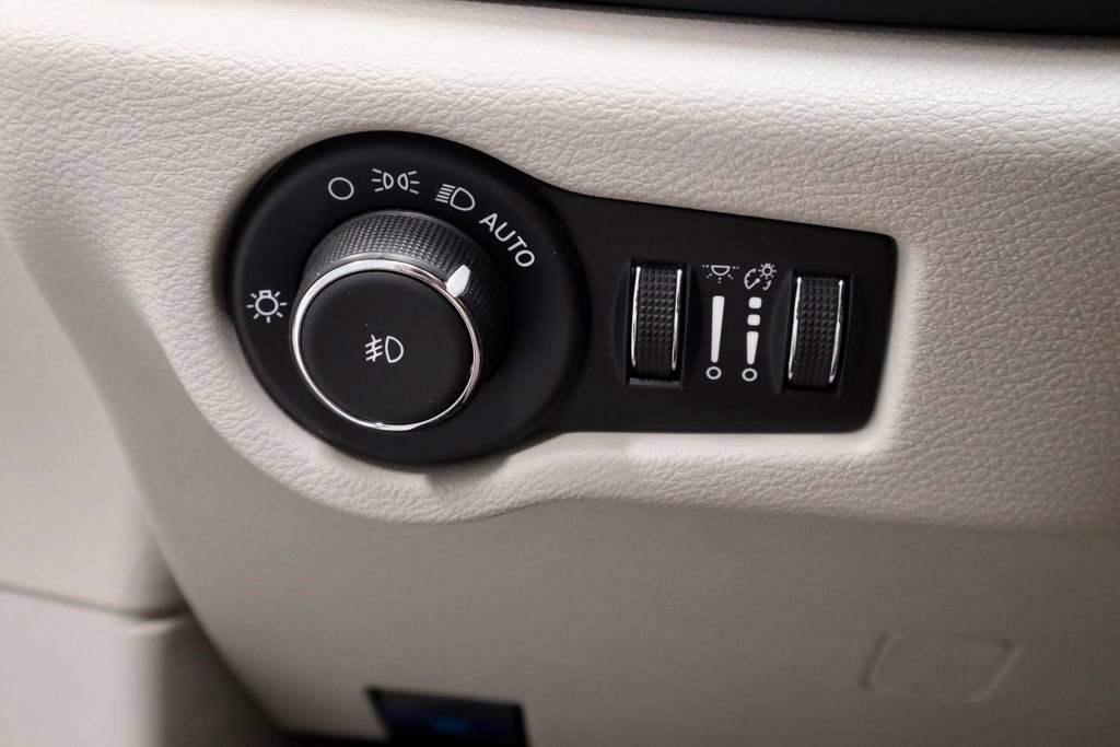 Used 2023 Chrysler Pacifica Touring-L image 28