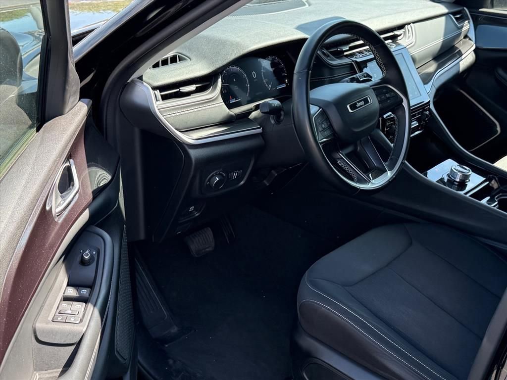Used 2022 Jeep Grand Cherokee Laredo w/ Luxury Tech Group I RWD image 10