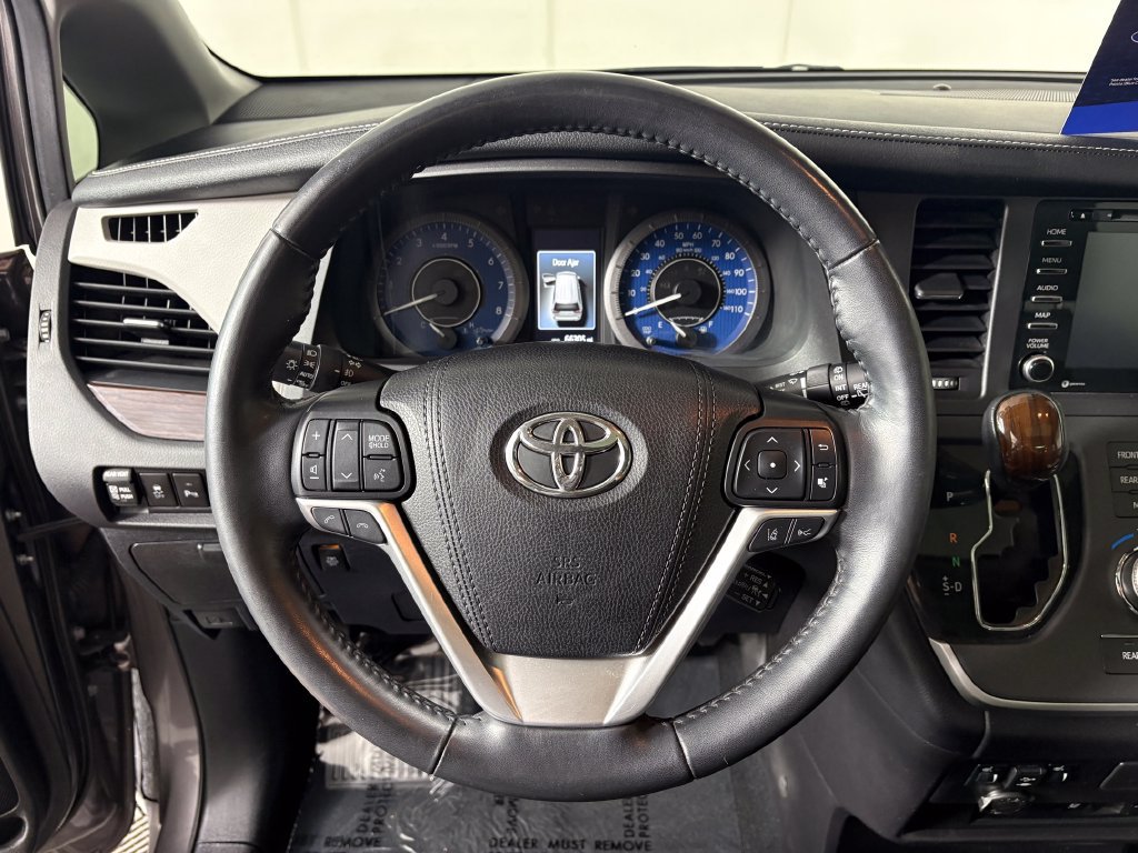 Used 2020 Toyota Sienna Limited Premium w/ Carpet Mat Package FWD image 15