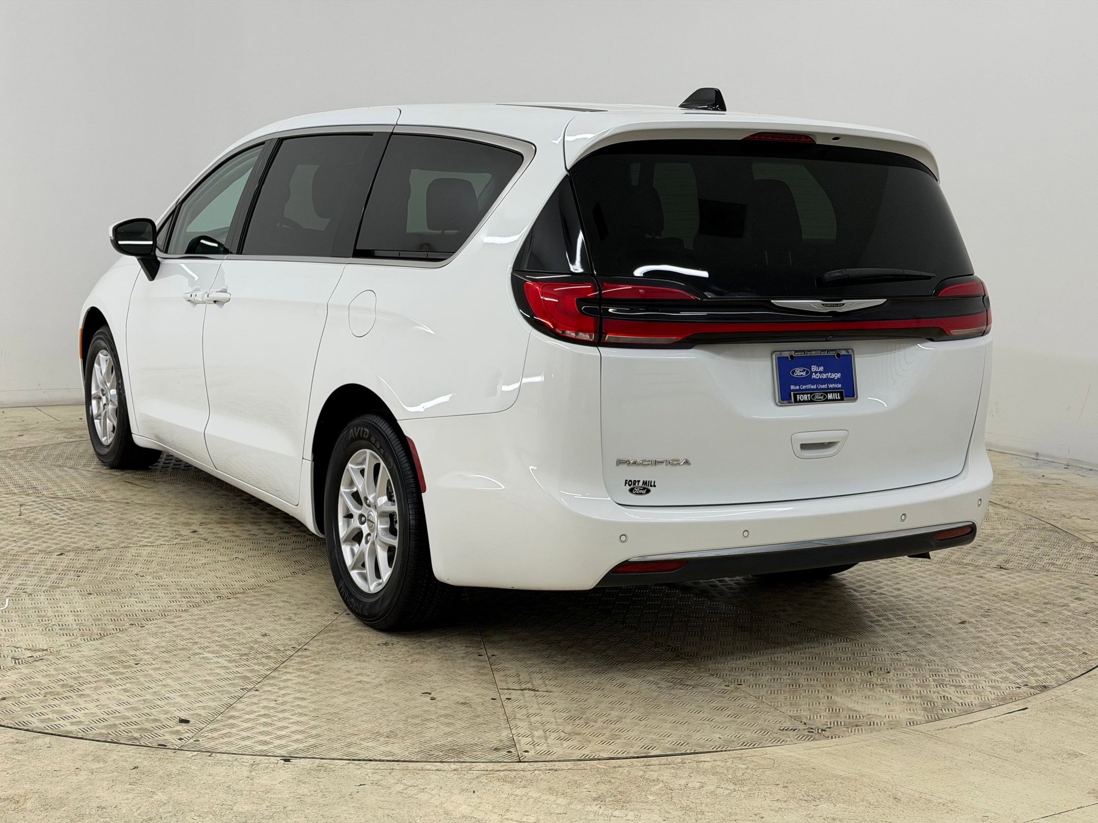 Used 2023 Chrysler Pacifica Touring-L image 3