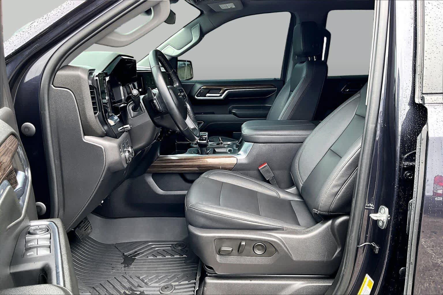 Used 2024 Chevrolet Silverado 1500 LT Trail Boss w/ LT Trail Boss Premium Package AWD/4WD image 8