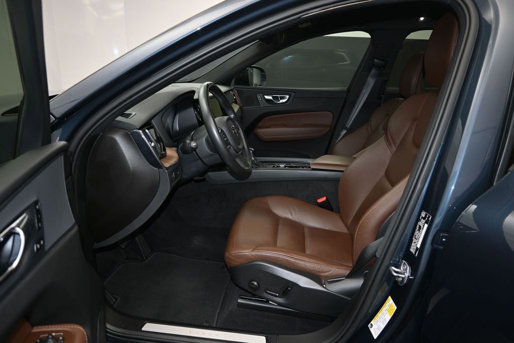 Used 2021 Volvo XC60 T5 Momentum w/ Protection Package Premier FWD image 13