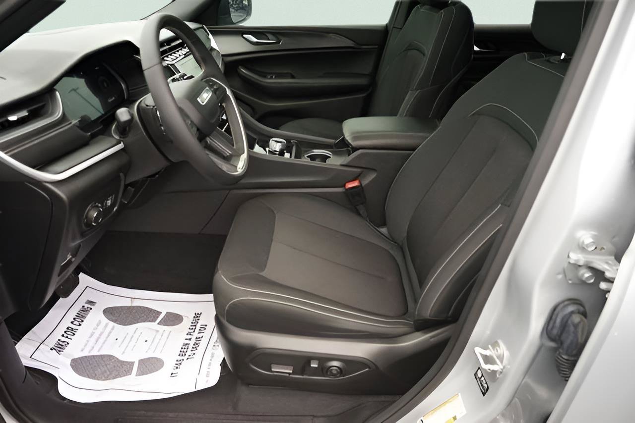 Used 2025 Jeep Grand Cherokee L Laredo w/ Luxury Tech Group I AWD/4WD image 9