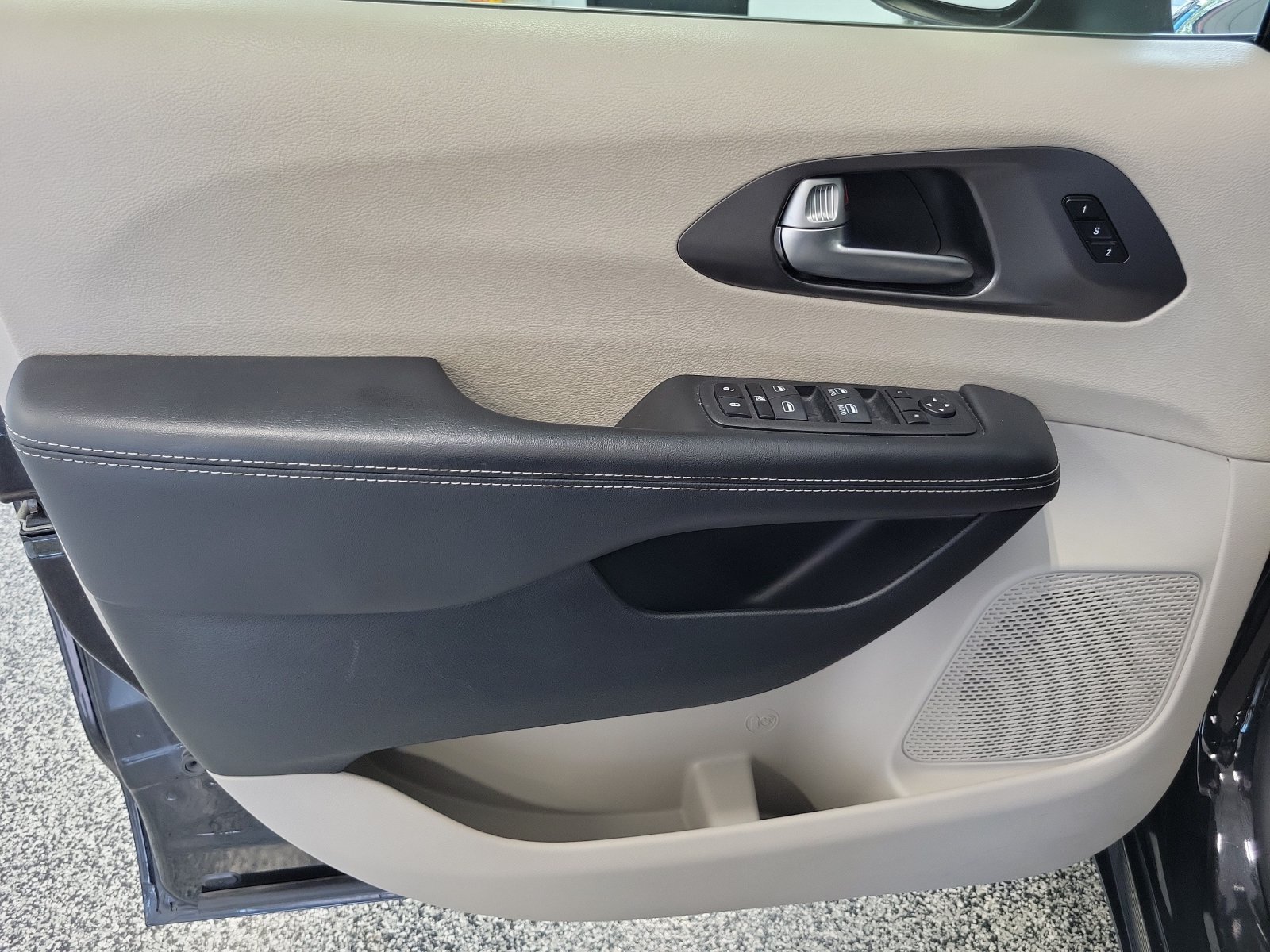 Used 2023 Chrysler Pacifica Touring-L FWD image 6