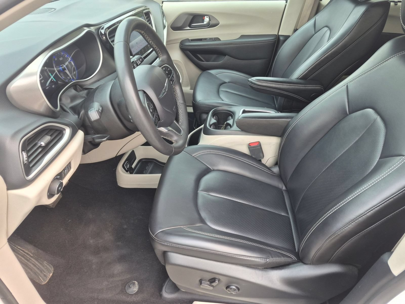 Used 2023 Chrysler Pacifica Touring-L FWD image 12