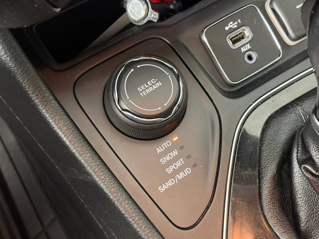 Used 2019 Jeep Cherokee Latitude Plus AWD/4WD image 23