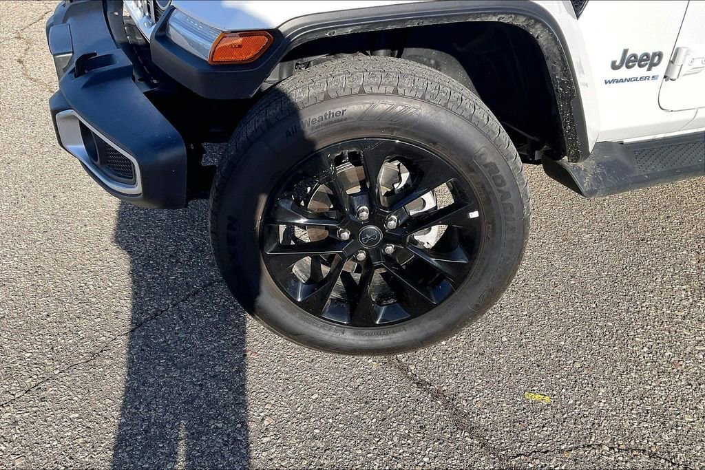 Used 2025 Jeep Wrangler Unlimited Sahara AWD/4WD image 4