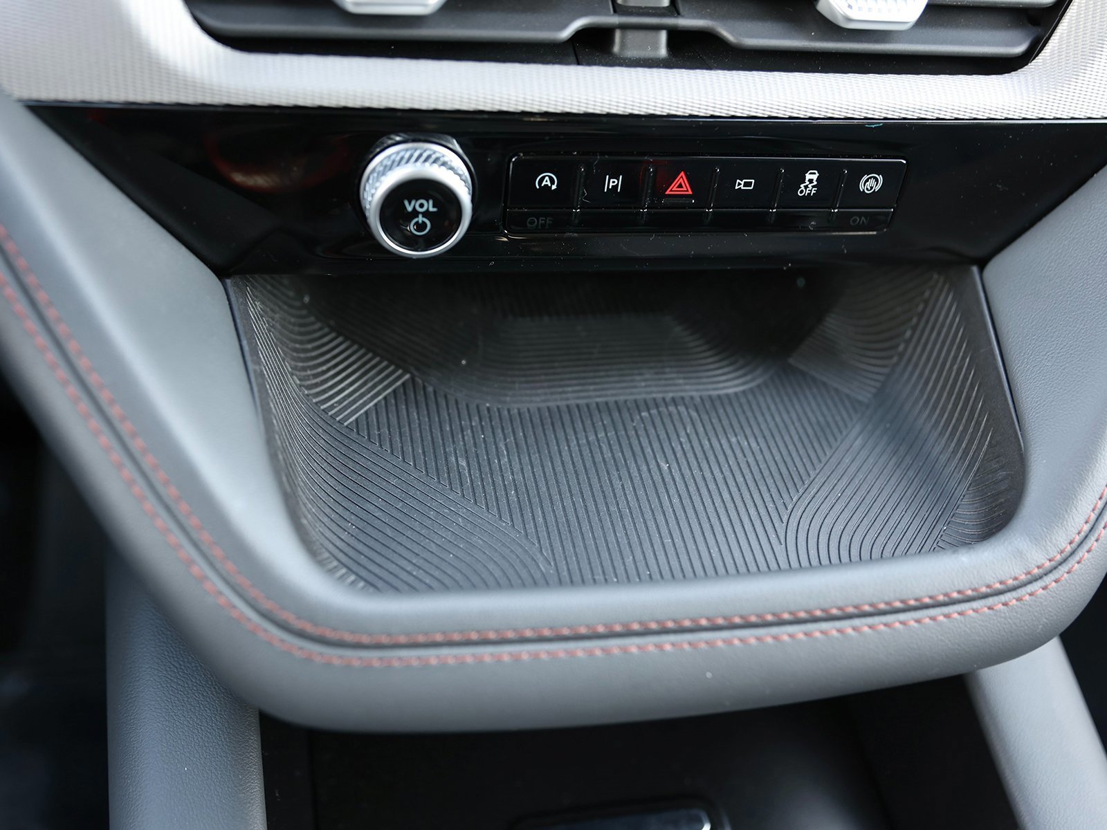 Certified 2025 Ford Explorer Active image 30