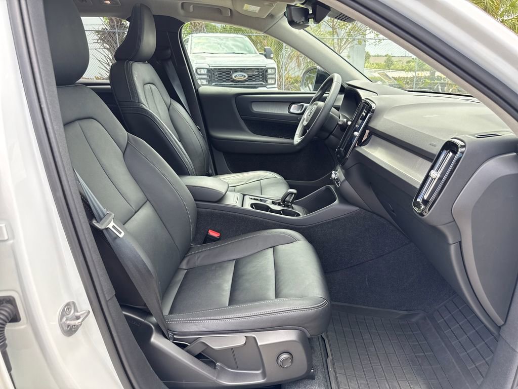 Used 2024 Volvo XC40 B5 Core image 23