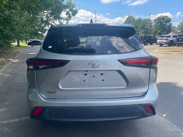 Used 2024 Toyota Highlander LE FWD image 4