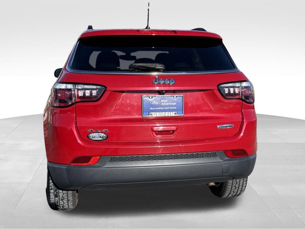 Used 2018 Jeep Compass Latitude image 3