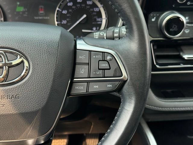 Used 2020 Toyota Highlander XLE AWD/4WD image 32