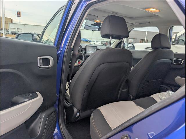 Used 2023 Hyundai Venue SEL image 18