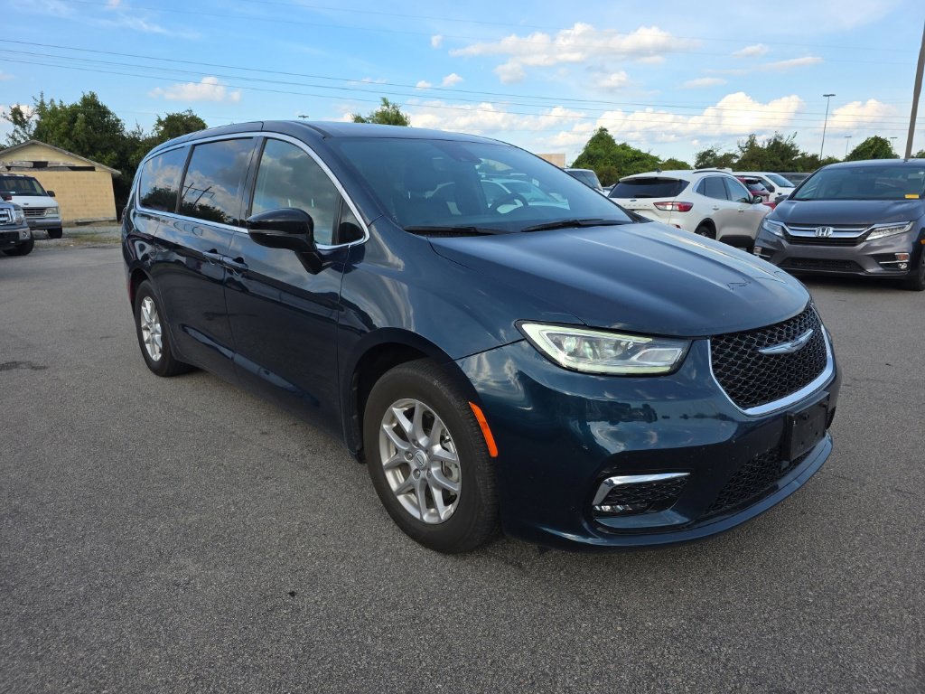 Used 2025 Chrysler Pacifica Select FWD image 2