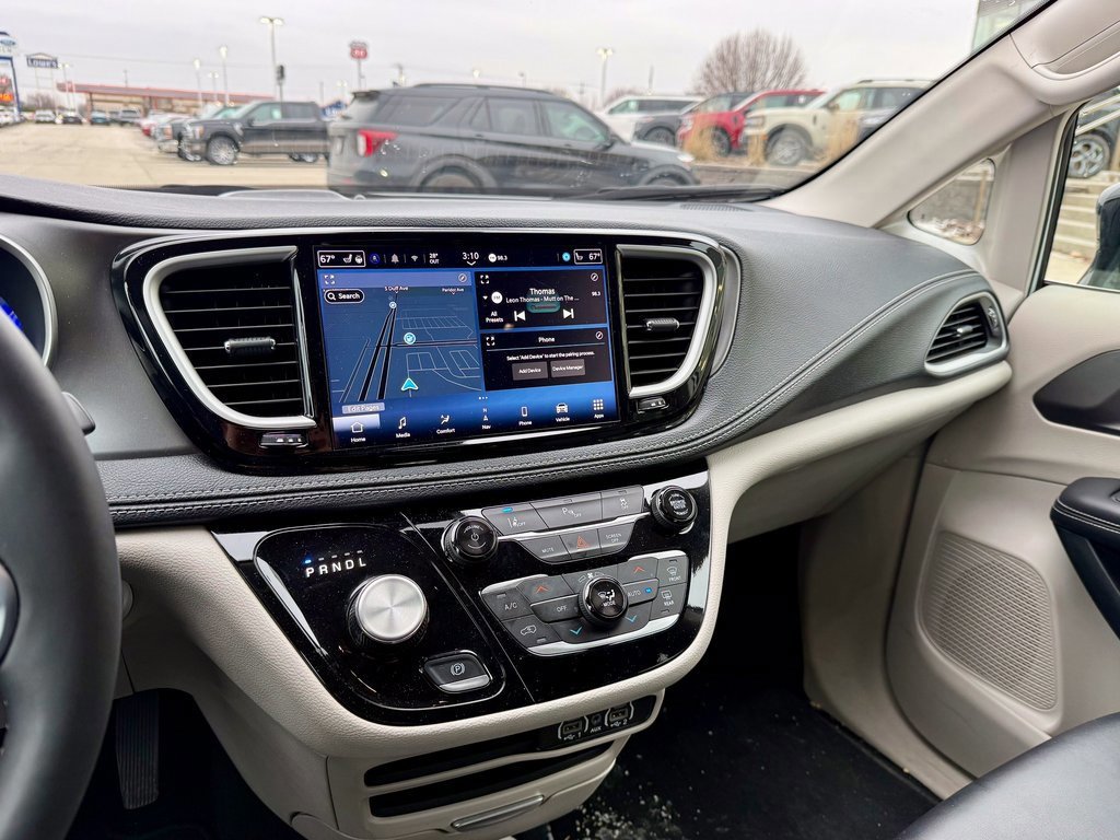 Used 2024 Chrysler Pacifica Select image 18