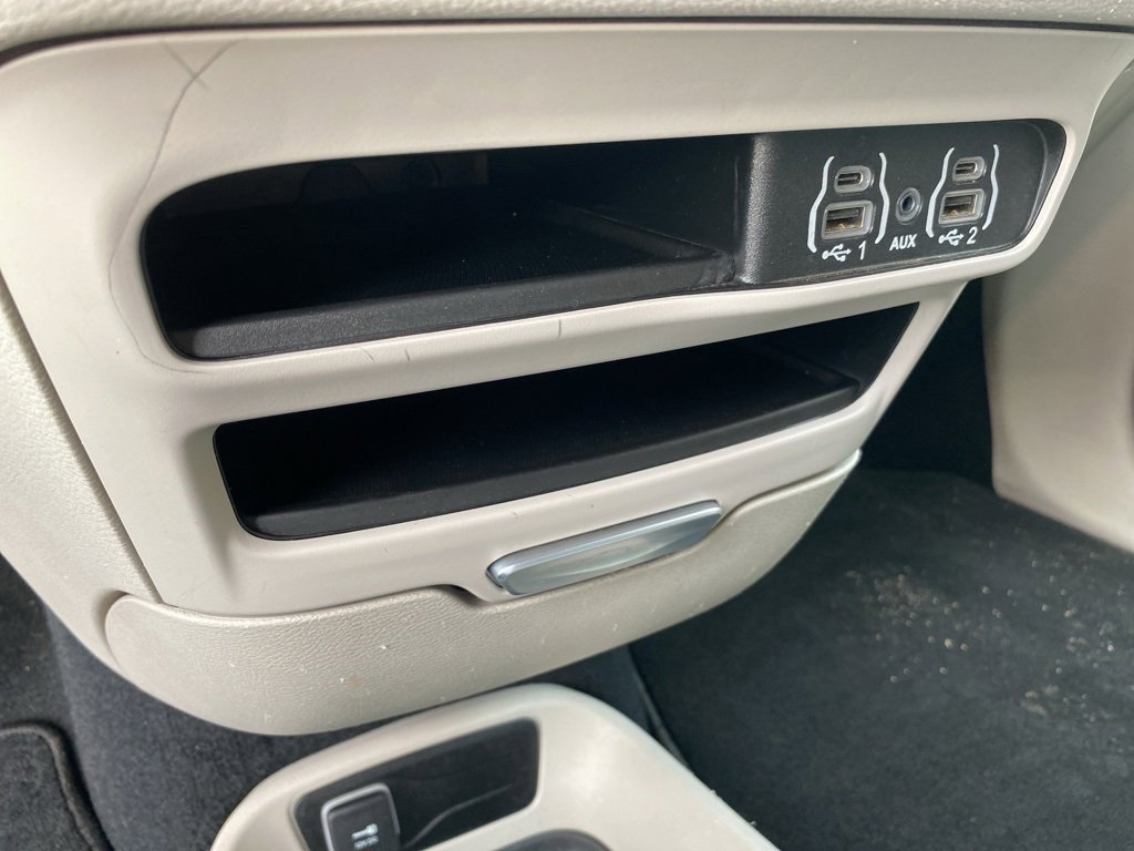 Used 2024 Chrysler Pacifica Touring-L image 42