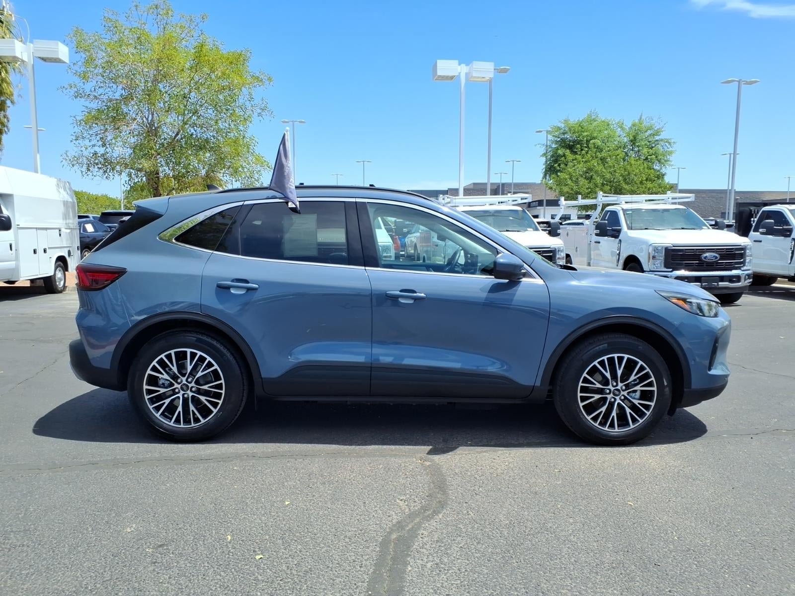 Certified 2024 Ford Escape SE w/ PHEV Premium Package FWD image 3