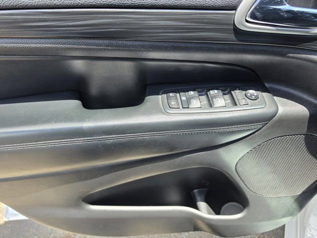 Used 2020 Jeep Grand Cherokee Altitude AWD/4WD image 17