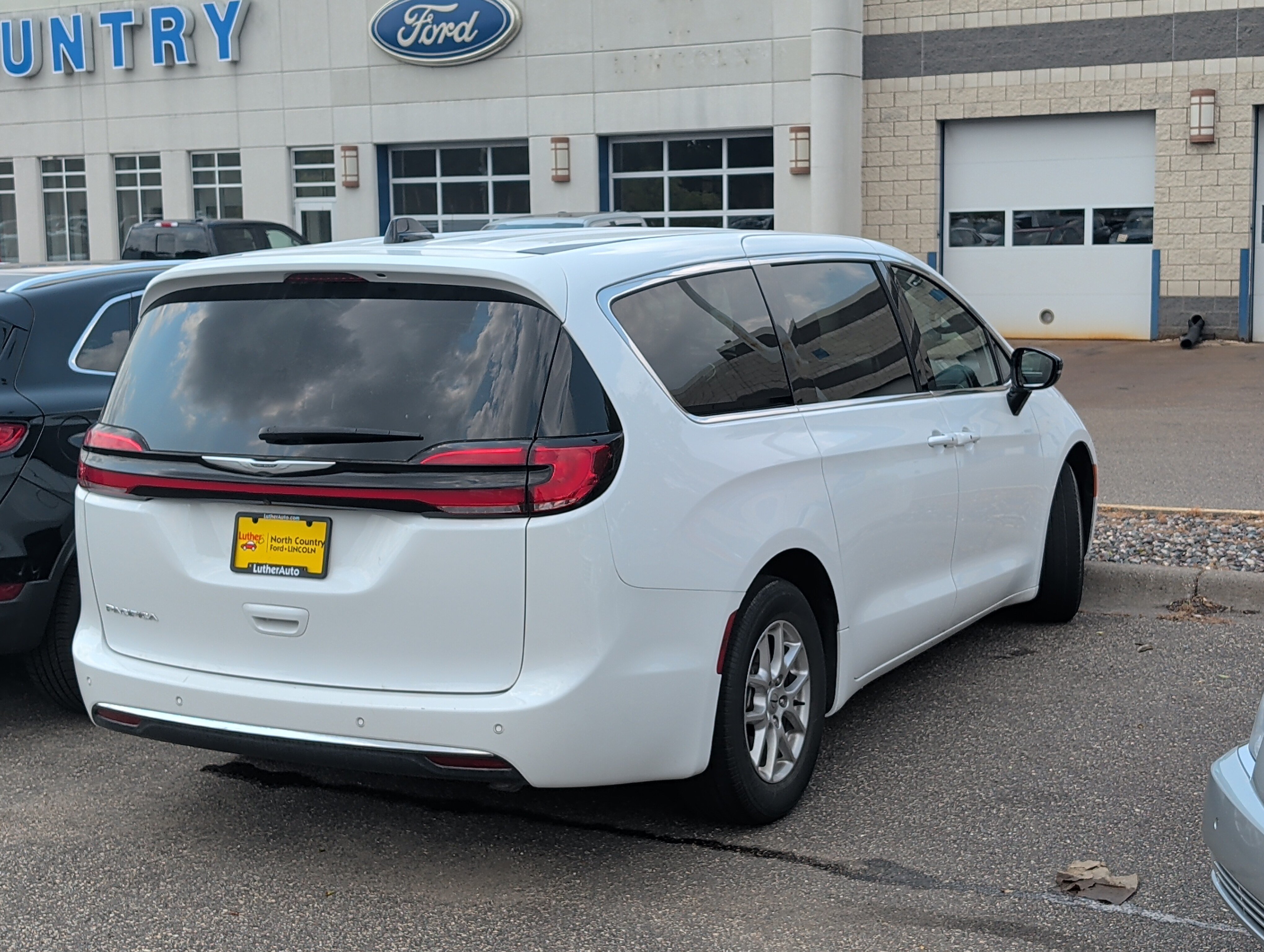 Used 2025 Chrysler Pacifica Select FWD image 5