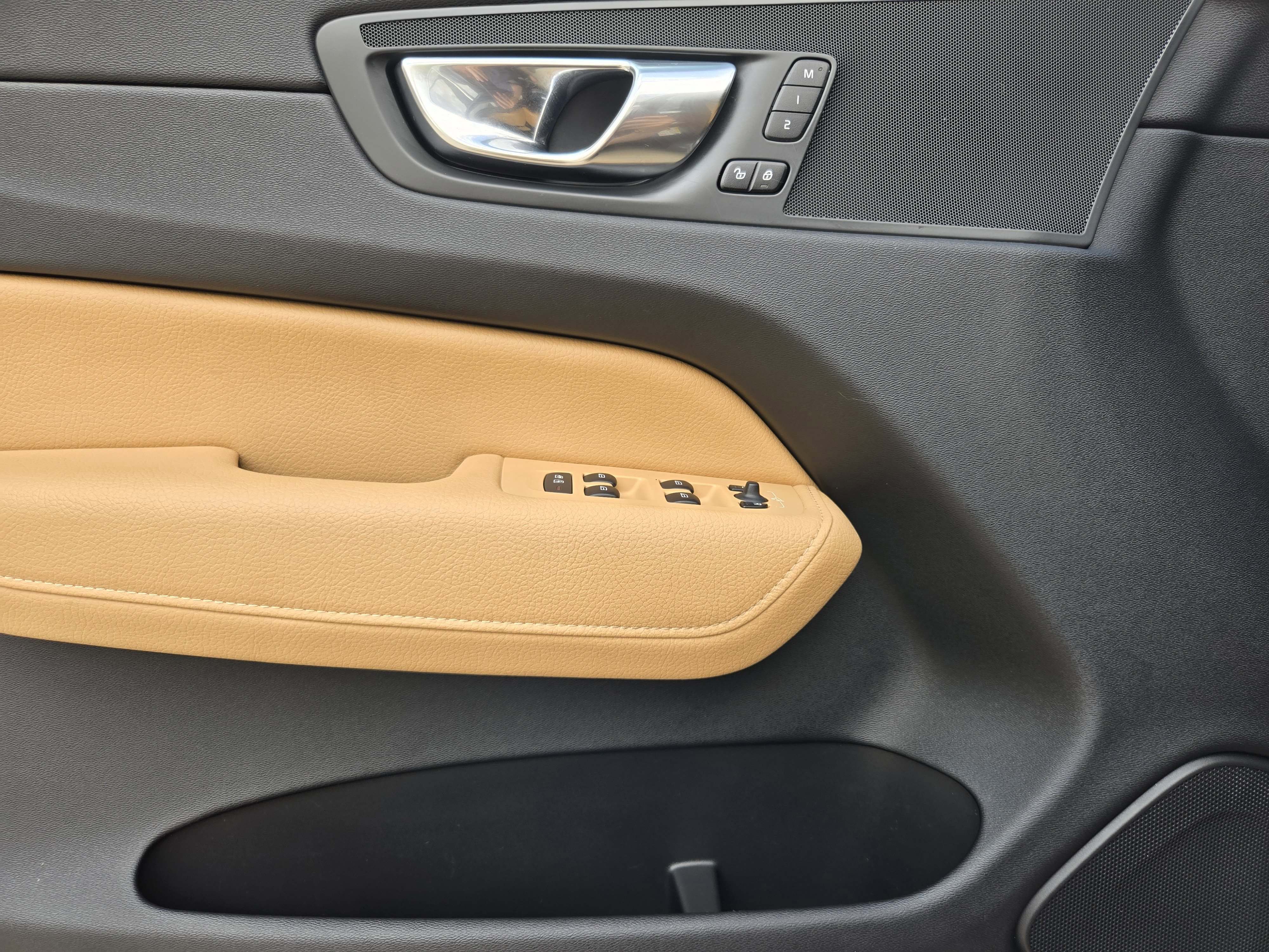 Used 2020 Volvo XC60 T6 Momentum w/ Protection Package image 17