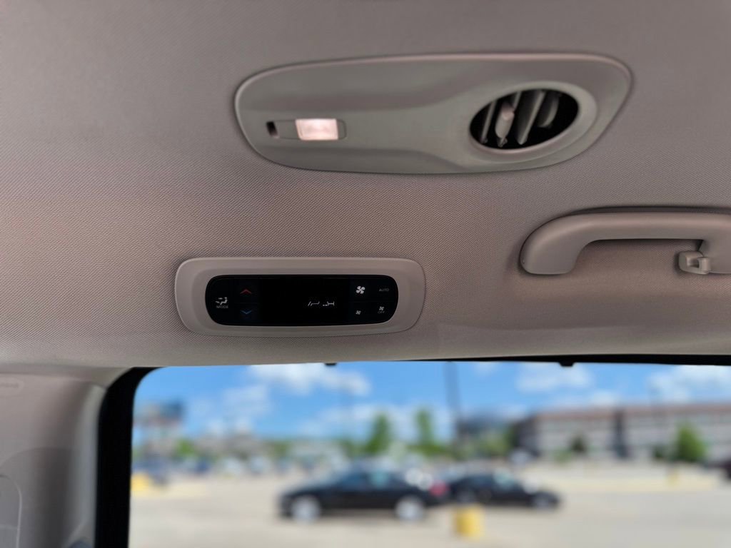 Used 2023 Chrysler Pacifica Touring-L FWD image 36