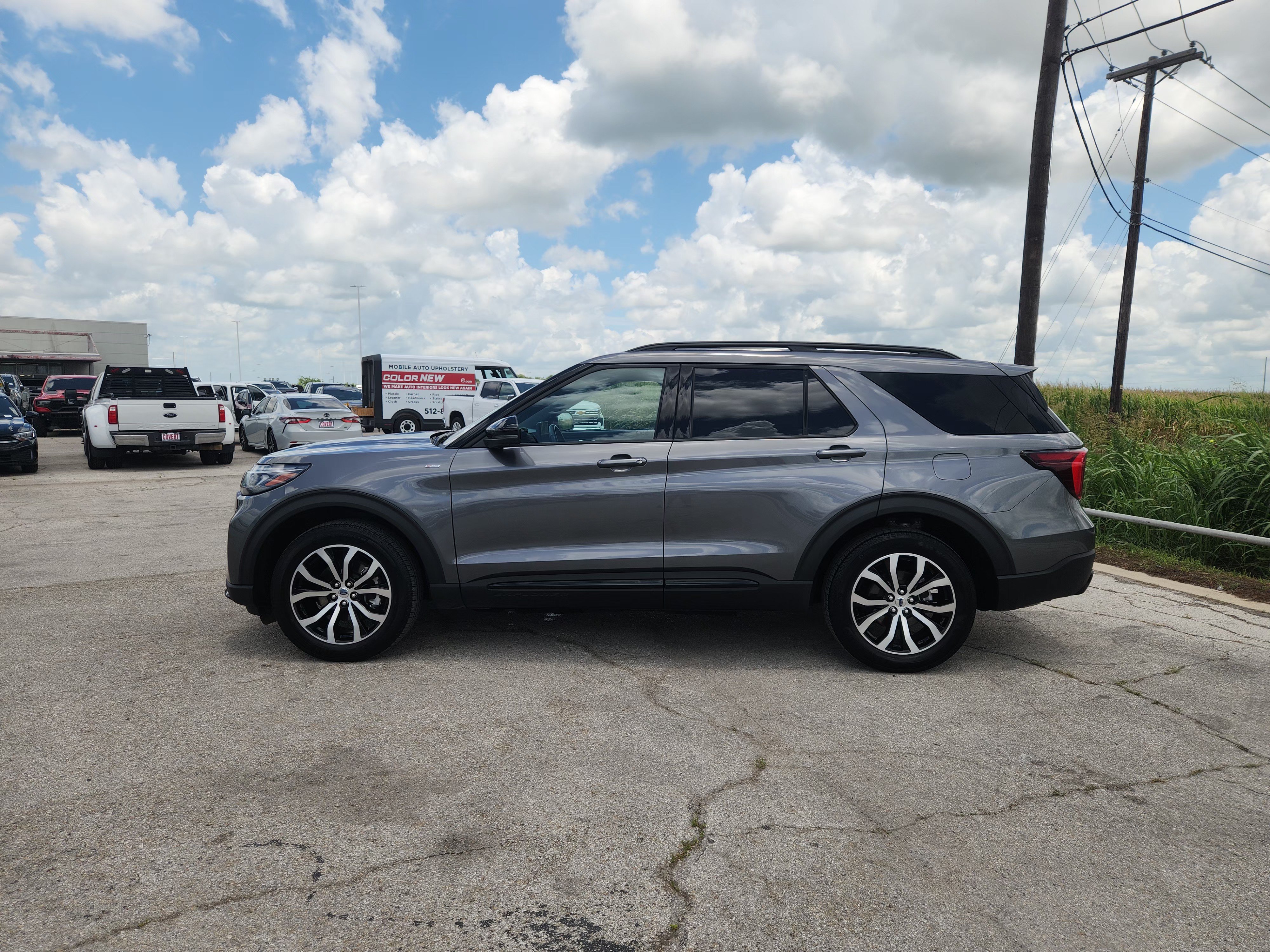 Certified 2025 Ford Explorer ST-Line AWD/4WD image 4