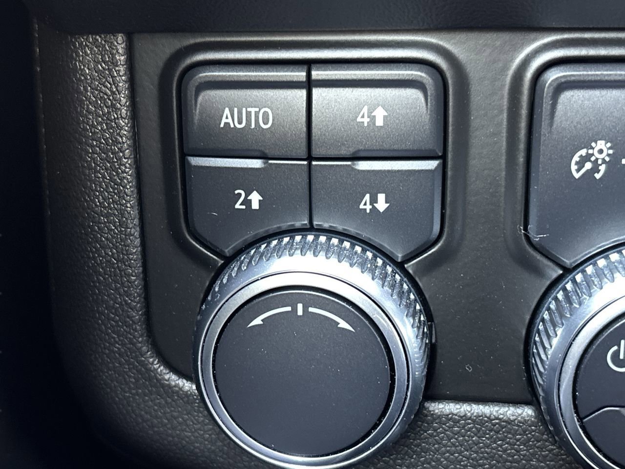 Used 2021 GMC Yukon XL AT4 w/ Technology Package image 32