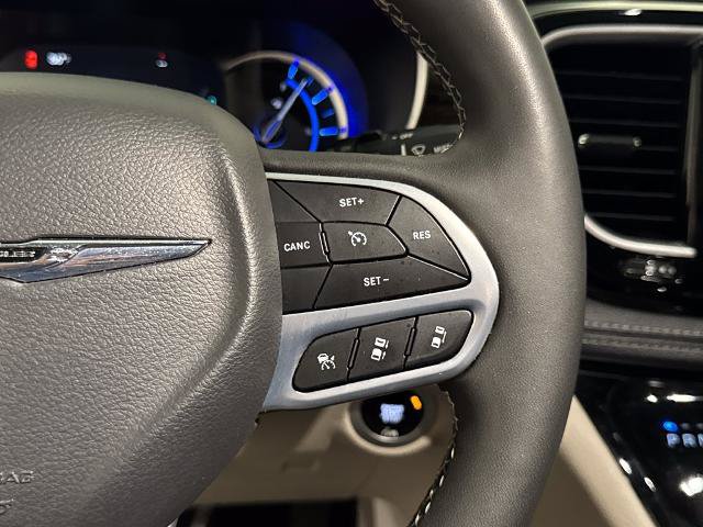 Used 2023 Chrysler Pacifica Limited FWD image 21