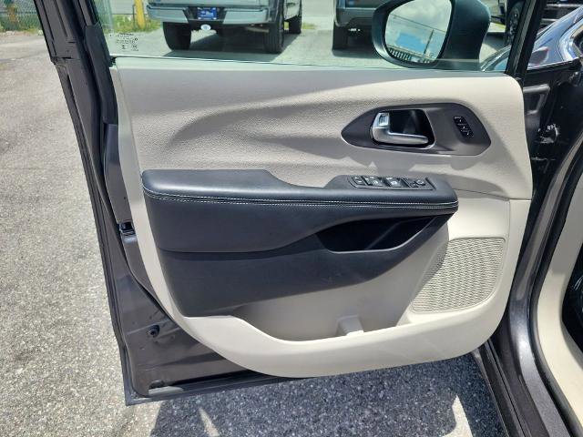 Used 2023 Chrysler Pacifica Touring-L FWD image 20