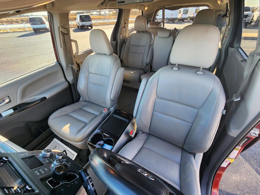 Used 2019 Toyota Sienna XLE image 11