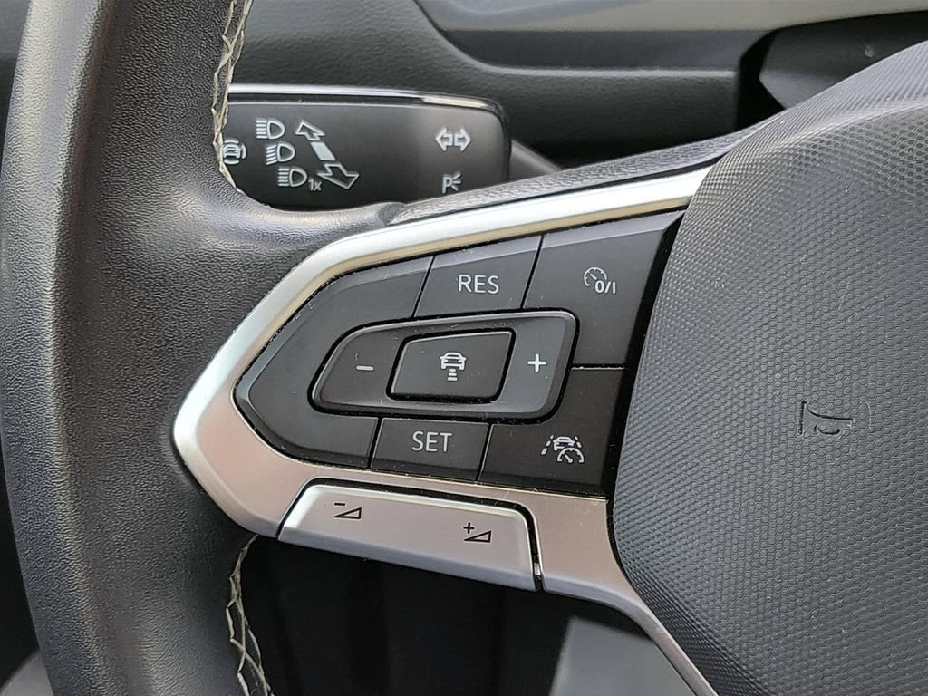 Used 2023 Volkswagen Tiguan SE w/ Panoramic Sunroof Package FWD image 23