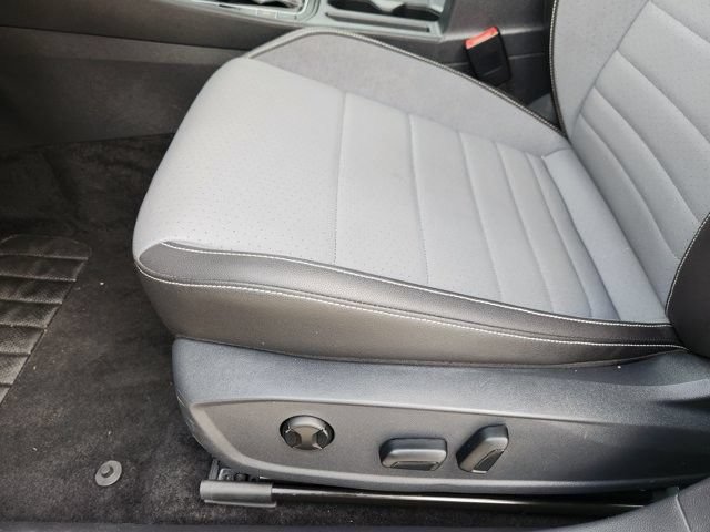 Used 2025 Volkswagen Jetta SE FWD image 23
