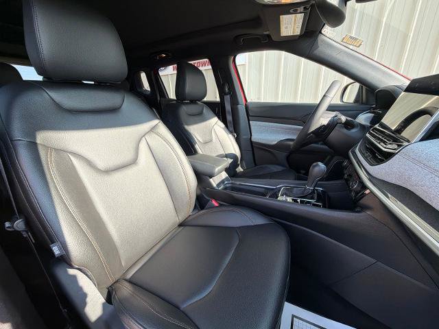 Used 2024 Jeep Compass Latitude w/ Sun and Sound Group AWD/4WD image 8