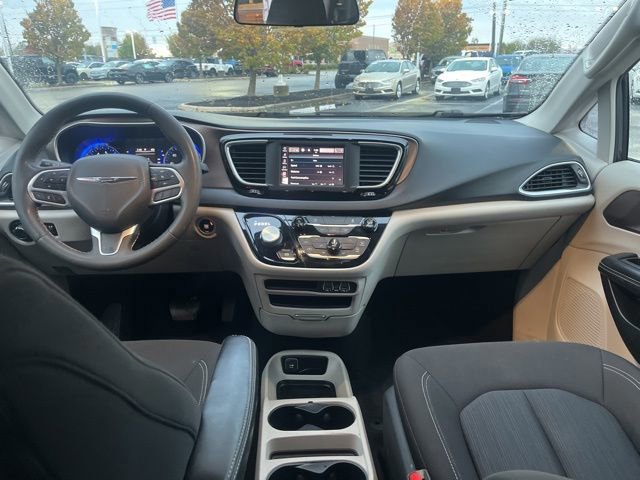 Used 2022 Chrysler Voyager LX image 17