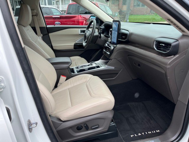 Certified 2024 Ford Explorer Platinum w/ Technology Package AWD/4WD image 17