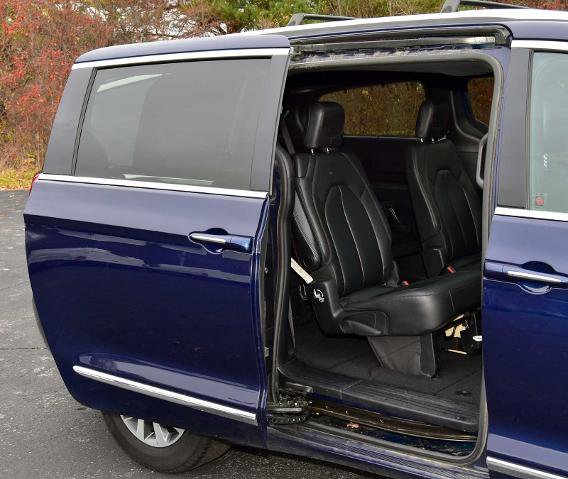 Used 2020 Chrysler Pacifica Touring-L image 30