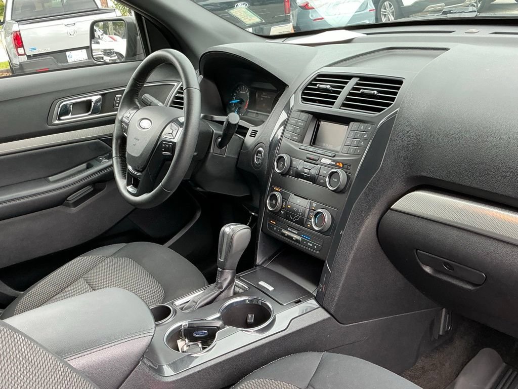 Certified 2018 Ford Explorer XLT FWD image 33